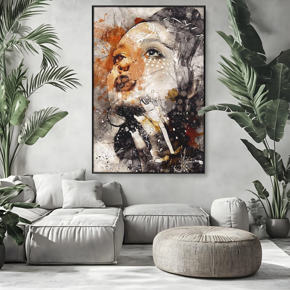 Tablou canvas cu tablou canvas cu portret abstract feminin, in rama de aluminiu negru, pe perete intr-un living